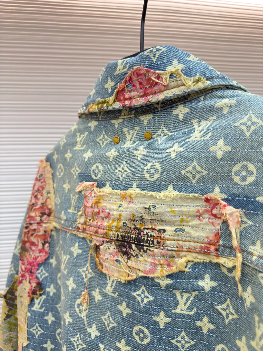 LOUIS VUITTON Retro rose floral patch presbyopic denim jacket cotton ●Authentic product: purchased and developed by 21974 ●Item number: 1680536-E30 ●Fabric: denim fabric ●Technology: patch production ●Version: loose version ●Weight: about 1595 grams ●Size: 46-48-50-52 ●Description: Pure cotton denim fabric, mulberry silk lining, polyester fiber filling, digital direct printing, old flower discharge printing technology, single-needle full-width embroidery, washed and distressed treatment, positioning pattern cutting and sewing, antique gold hardware accessories embellishment, and a full set of accessories. The denim fabric is custom-woven with counter-print yarn twill. The texture of the twill is thick and the texture is clear. After proper processing, the surface will show fine texture after grinding and washing. The denim fabric maintains high resilience, brings a gentle feel, skin-friendly comfort, and will not change shape and lose elasticity over time. The lattice fabric is made of custom-dyed yarn for discharge printing, with a full-frame classic presbyopia pattern. Discharge printing is based on the principle of revealing the original color of the yarn, and the discharge printing effect is combined with the fabric. The texture of discharge printing is exquisite and delicate, with rich patterns, strong color contrast, clear outlines and full color. The effect of white flowers on a blue background is produced by multiple subsequent processes after discharging the printing paste. The overall wiring is straight and delicate, the fabric is comfortable and soft, and the color is consistent without color difference. It can be matched with the same style to create a fashionable look and control various occasions. Customized accessories, complete with three standards, same style for men and women!